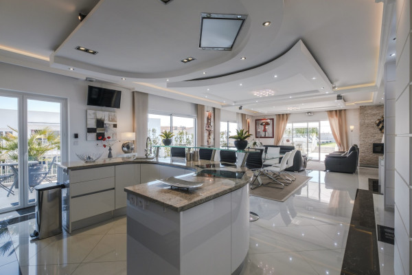 apartment in Cannes : Rent Penthouse in prestigious newly built private Residence a short walk to the rue d'Antibes and the Croisette with huge roof terrace - Photo 4