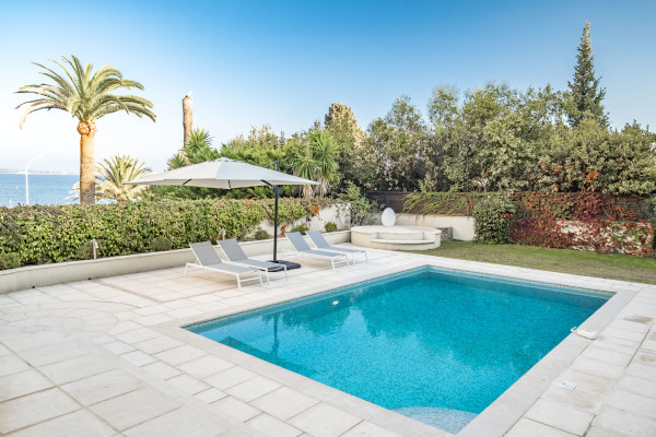 villa in Cannes : Rent incredible 8 bedroom villa a stones throw from the beaches and the Croisette in Cannes with gardens, sea view and pool - Photo 15