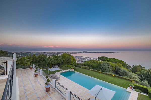 villa in Cannes : Rent Majestic 10 bedroom villa with enormous grounds located in the hills of Cannes - Photo 82