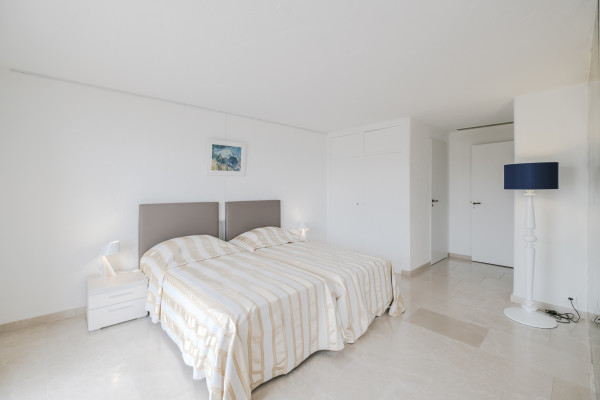 office in Cannes : Rent this huge office / event space located across the street from the Palais with sea view and spacious terrace.  Perfect for banners. - Photo 23