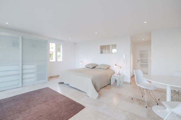 villa in Cannes : Rent incredible 8 bedroom villa a stones throw from the beaches and the Croisette in Cannes with gardens, sea view and pool - Photo 52