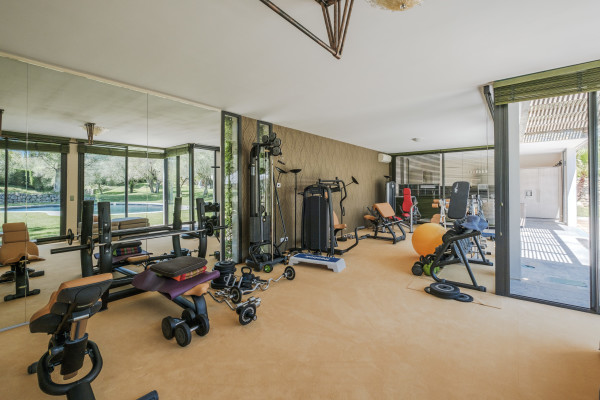 villa in Mougins : Rent Beautiful Stone Property with Parkland and Pool in Mougins - Photo 19