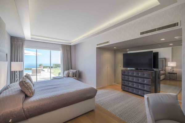 villa in Cannes : Rent Majestic 10 bedroom villa with enormous grounds located in the hills of Cannes - Photo 57