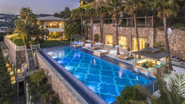 villa in Cannes : Rent Southern Europes most exclusive and stunning villa with 9 bedrooms, panoramic sea views and the height of Luxury - Photo 8