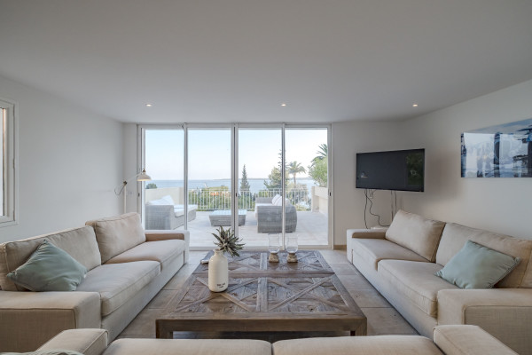 villa in Cannes : Rent incredible 8 bedroom villa a stones throw from the beaches and the Croisette in Cannes with gardens, sea view and pool - Photo 60