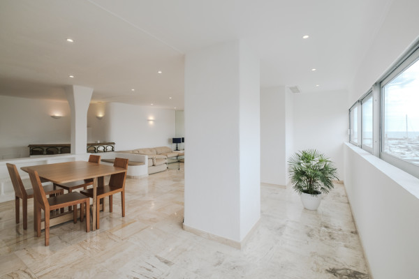 office in Cannes : Rent this huge office / event space located across the street from the Palais with sea view and spacious terrace.  Perfect for banners. - Photo 6
