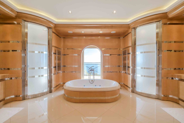 villa in Cannes : Rent Majestic 10 bedroom villa with enormous grounds located in the hills of Cannes - Photo 15