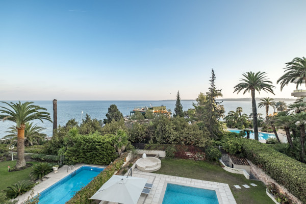 villa in Cannes : Rent incredible 8 bedroom villa a stones throw from the beaches and the Croisette in Cannes with gardens, sea view and pool - Photo 62