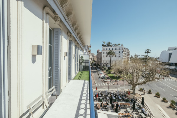 apartment in Cannes : Rent stunning 3 bedroom apartment located in the heart of Cannes across the street from the Palais and the port, close to the beaches of Cannes - Photo 24