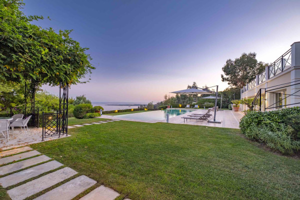 villa in Cannes : Rent Majestic 10 bedroom villa with enormous grounds located in the hills of Cannes - Photo 7