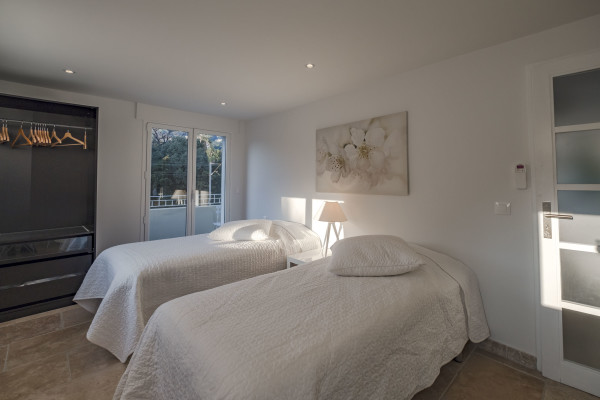 villa in Cannes : Rent incredible 8 bedroom villa a stones throw from the beaches and the Croisette in Cannes with gardens, sea view and pool - Photo 67