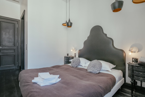 apartment in Cannes : Rent stunning 3 bedroom apartment located in the heart of Cannes across the street from the Palais and the port, close to the beaches of Cannes - Photo 11