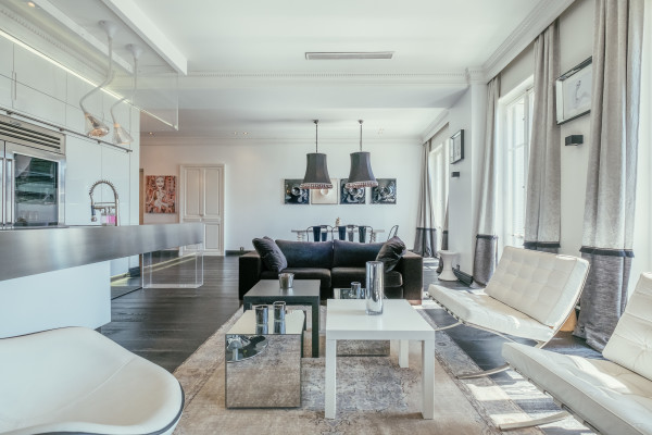 apartment in Cannes : Rent stunning 3 bedroom apartment located in the heart of Cannes across the street from the Palais and the port, close to the beaches of Cannes - Photo 18