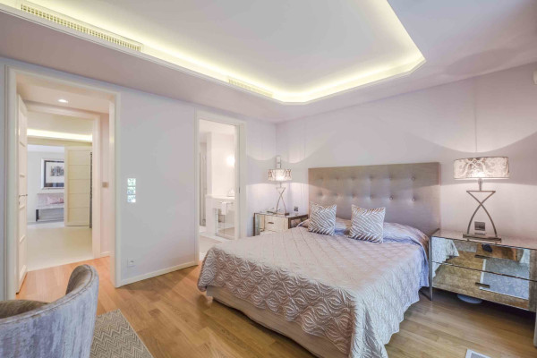 villa in Cannes : Rent Majestic 10 bedroom villa with enormous grounds located in the hills of Cannes - Photo 10