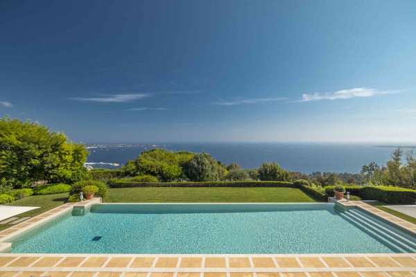 villa in Cannes : Rent Majestic 10 bedroom villa with enormous grounds located in the hills of Cannes - Photo 36