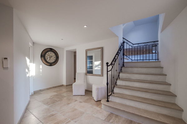 villa in Cannes : Rent incredible 8 bedroom villa a stones throw from the beaches and the Croisette in Cannes with gardens, sea view and pool - Photo 73