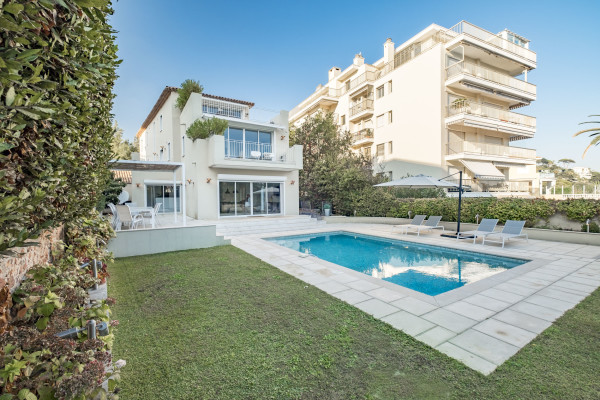 villa in Cannes : Rent incredible 8 bedroom villa a stones throw from the beaches and the Croisette in Cannes with gardens, sea view and pool - Photo 11