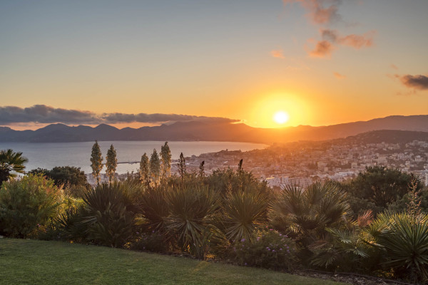 villa in Cannes : Rent Southern Europes most exclusive and stunning villa with 9 bedrooms, panoramic sea views and the height of Luxury - Photo 14