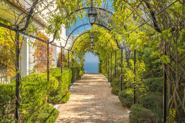 villa in Cannes : Rent Majestic 10 bedroom villa with enormous grounds located in the hills of Cannes - Photo 41