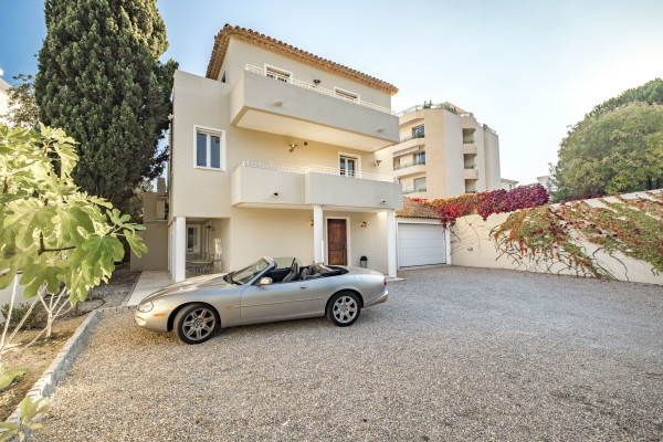 villa in Cannes : Rent incredible 8 bedroom villa a stones throw from the beaches and the Croisette in Cannes with gardens, sea view and pool - Photo 17