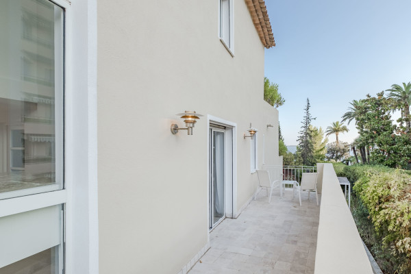 villa in Cannes : Rent incredible 8 bedroom villa a stones throw from the beaches and the Croisette in Cannes with gardens, sea view and pool - Photo 47