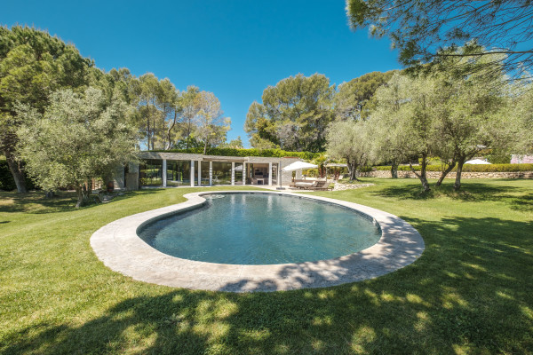 villa in Mougins : Rent Beautiful Stone Property with Parkland and Pool in Mougins - Photo 3
