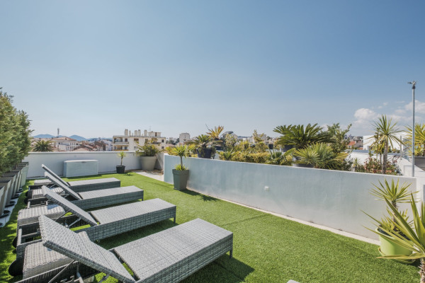 apartment in Cannes : Rent Penthouse in prestigious newly built private Residence a short walk to the rue d'Antibes and the Croisette with huge roof terrace - Photo 2