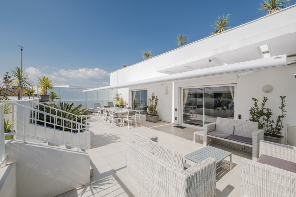 apartment in Cannes : Rent Penthouse in prestigious newly built private Residence a short walk to the rue d'Antibes and the Croisette with huge roof terrace - Photo 1