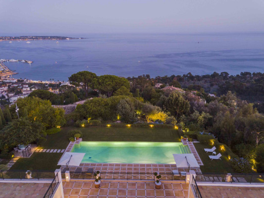 villa in Cannes : Rent Majestic 10 bedroom villa with enormous grounds located in the hills of Cannes - Photo 6