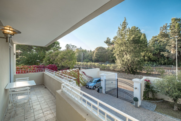 villa in Cannes : Rent incredible 8 bedroom villa a stones throw from the beaches and the Croisette in Cannes with gardens, sea view and pool - Photo 33