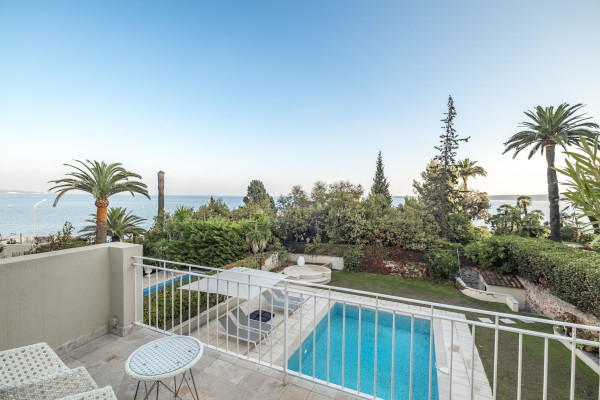 villa in Cannes : Rent incredible 8 bedroom villa a stones throw from the beaches and the Croisette in Cannes with gardens, sea view and pool - Photo 54