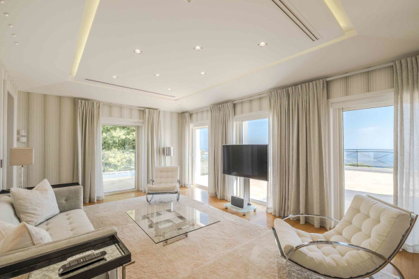 villa in Cannes : Rent Majestic 10 bedroom villa with enormous grounds located in the hills of Cannes - Photo 12