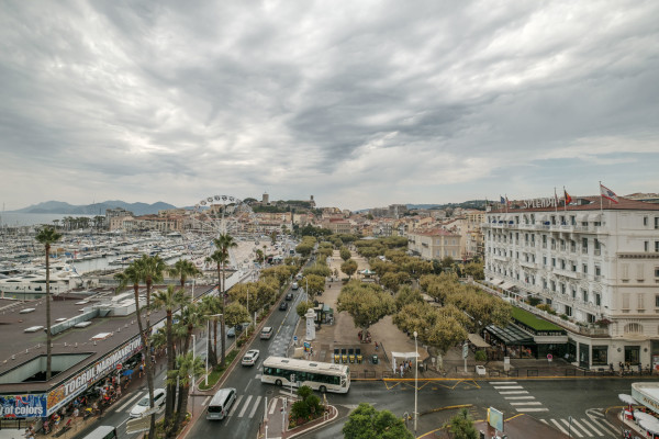 office in Cannes : Rent this huge office / event space located across the street from the Palais with sea view and spacious terrace.  Perfect for banners. - Photo 12