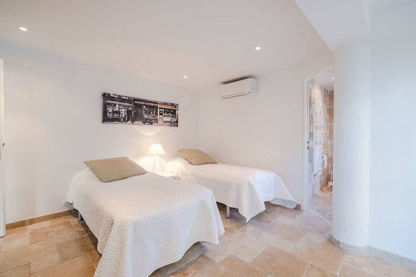 villa in Cannes : Rent incredible 8 bedroom villa a stones throw from the beaches and the Croisette in Cannes with gardens, sea view and pool - Photo 38