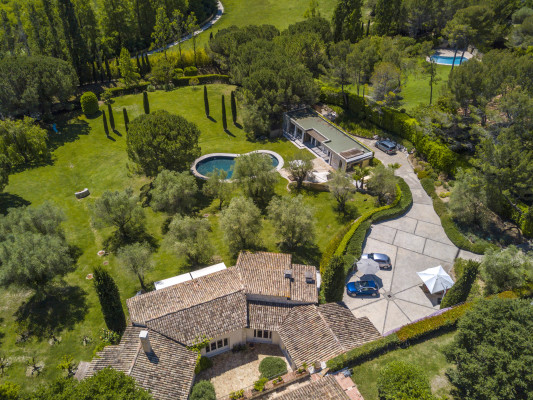 villa in Mougins : Rent Beautiful Stone Property with Parkland and Pool in Mougins - Photo 1