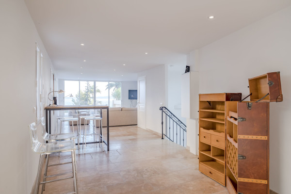 villa in Cannes : Rent incredible 8 bedroom villa a stones throw from the beaches and the Croisette in Cannes with gardens, sea view and pool - Photo 56