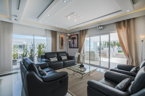 apartment in Cannes : Rent Penthouse in prestigious newly built private Residence a short walk to the rue d'Antibes and the Croisette with huge roof terrace - Photo 3