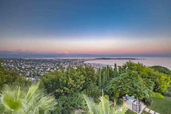 villa in Cannes : Rent Majestic 10 bedroom villa with enormous grounds located in the hills of Cannes - Photo 80