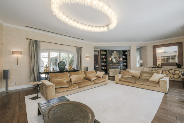 villa in Mougins : Rent Beautiful Stone Property with Parkland and Pool in Mougins - Photo 5