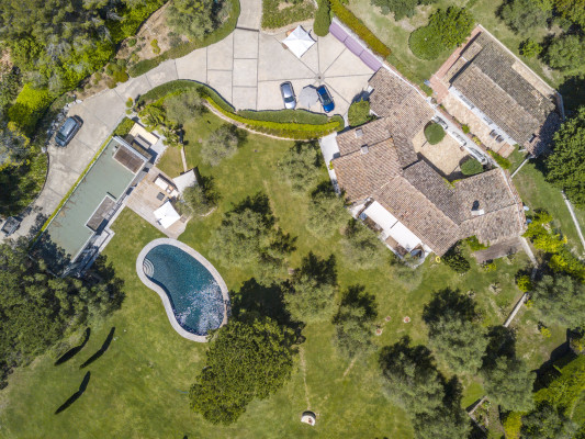 villa in Mougins : Rent Beautiful Stone Property with Parkland and Pool in Mougins - Photo 2
