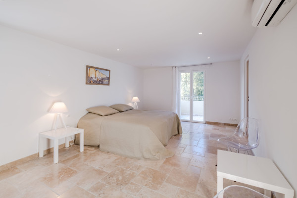 villa in Cannes : Rent incredible 8 bedroom villa a stones throw from the beaches and the Croisette in Cannes with gardens, sea view and pool - Photo 27