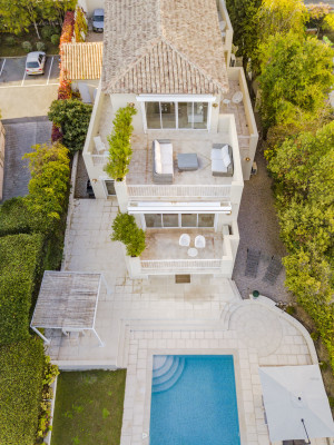 villa in Cannes : Rent incredible 8 bedroom villa a stones throw from the beaches and the Croisette in Cannes with gardens, sea view and pool - Photo 9