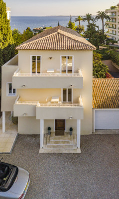 villa in Cannes : Rent incredible 8 bedroom villa a stones throw from the beaches and the Croisette in Cannes with gardens, sea view and pool - Photo 7
