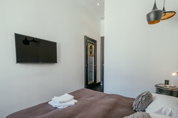 apartment in Cannes : Rent stunning 3 bedroom apartment located in the heart of Cannes across the street from the Palais and the port, close to the beaches of Cannes - Photo 10