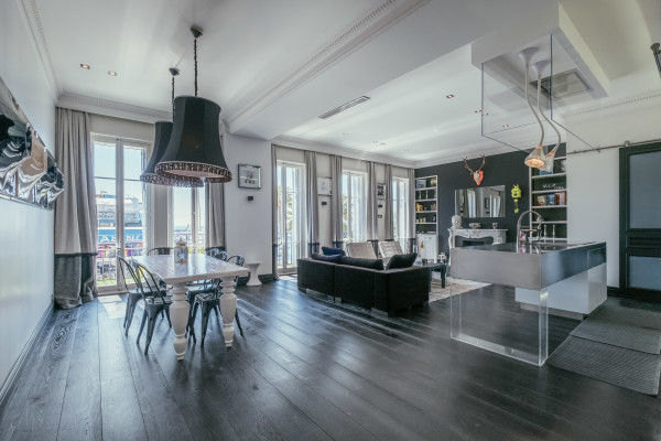 apartment in Cannes : Rent stunning 3 bedroom apartment located in the heart of Cannes across the street from the Palais and the port, close to the beaches of Cannes - Photo 13