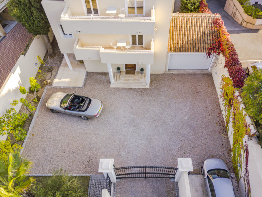 villa in Cannes : Rent incredible 8 bedroom villa a stones throw from the beaches and the Croisette in Cannes with gardens, sea view and pool - Photo 6