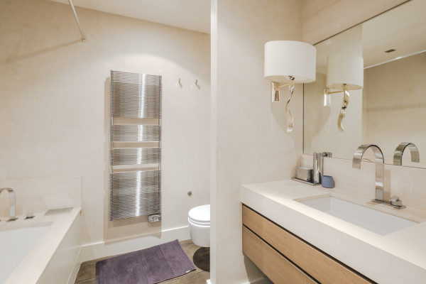 villa in Mougins : Rent Beautiful Stone Property with Parkland and Pool in Mougins - Photo 16