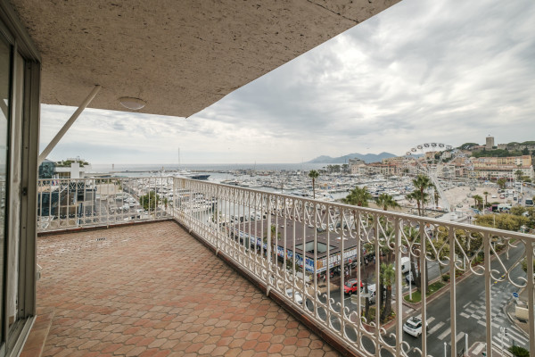 office in Cannes : Rent this huge office / event space located across the street from the Palais with sea view and spacious terrace.  Perfect for banners. - Photo 1