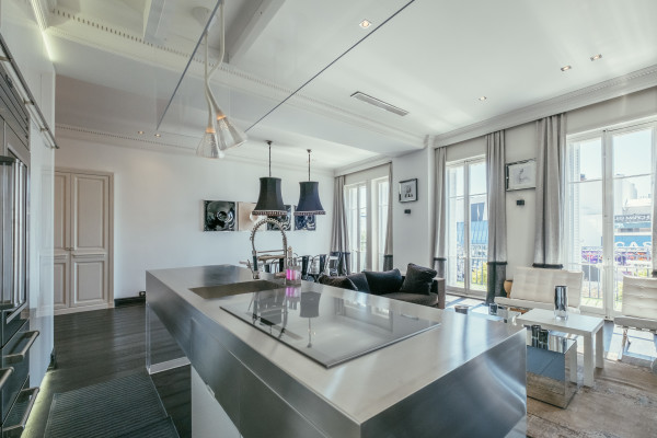 apartment in Cannes : Rent stunning 3 bedroom apartment located in the heart of Cannes across the street from the Palais and the port, close to the beaches of Cannes - Photo 16