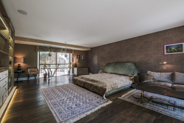 villa in Mougins : Rent Beautiful Stone Property with Parkland and Pool in Mougins - Photo 17